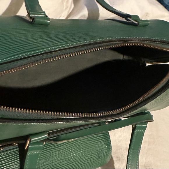 - Louis Vuitton Papillon Epi Green Leather Shoulder Bag with Matching Poch… - Picture 9 of 13